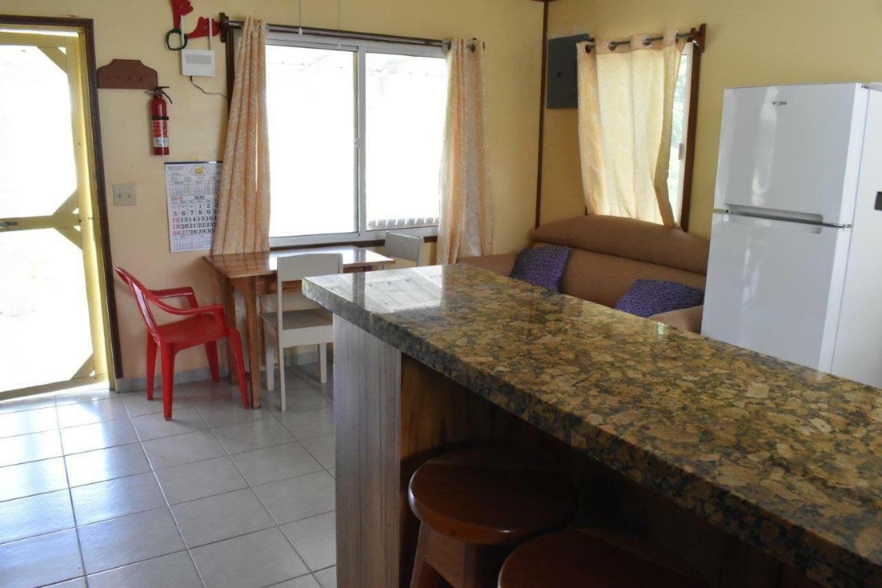 Lydia'S Guesthouse Placencia Exterior foto